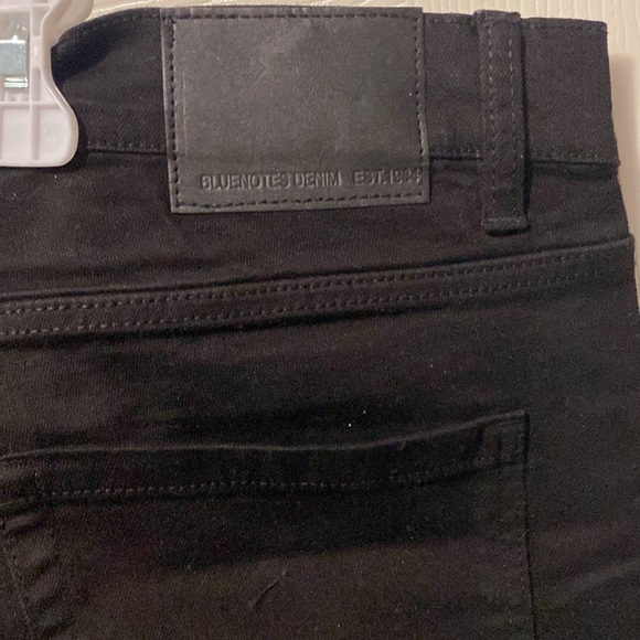 Black on black - Picture 4 of 7